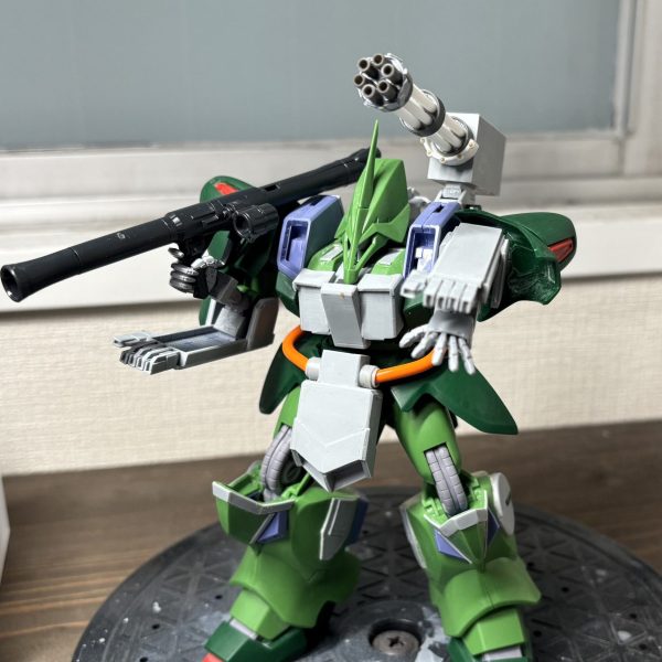 陸戦型ガルスJのお話です、タイトルはスタンドの名前を叫びたかっただけです。すみません。改造型フィンガーランチャーをスクラッチ、指10本造るのはいつもの気合いのプラ板での手動量産。なかなか悪くない…思った通りの精度出せたかな。バイアランカスタムみたいなイメージなので別の武器握ってフィンガーランチャーも射撃可能な構造です。（1枚目）