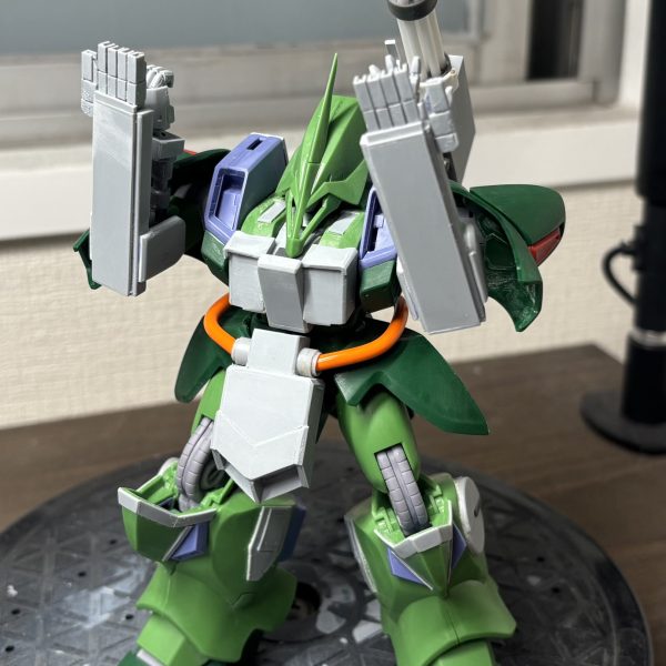 陸戦型ガルスJのお話です、タイトルはスタンドの名前を叫びたかっただけです。すみません。改造型フィンガーランチャーをスクラッチ、指10本造るのはいつもの気合いのプラ板での手動量産。なかなか悪くない…思った通りの精度出せたかな。バイアランカスタムみたいなイメージなので別の武器握ってフィンガーランチャーも射撃可能な構造です。（2枚目）