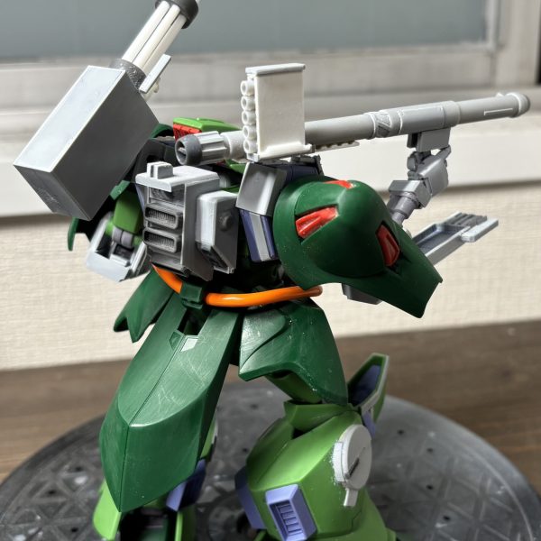 そろそろヒロイックなフォルムからミリタリーに引き寄せていく感じでディティール追加を始めてます。武装の細めのバズーカをスクラッチ…まだまだ手を入れるところは多数ありますが楽しい！（2枚目）
