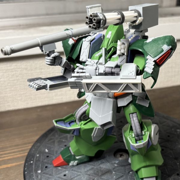 ディティールをポリポリ追加してます。サイドアーマーのフロントが短いので長くしたり、フロントに追加装甲いれたり。籠手にトラス入れたり、肩アーマごちゃったり…。まだまだ改修するポイントあります（1枚目）