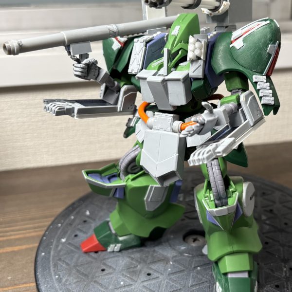 ディティールをポリポリ追加してます。サイドアーマーのフロントが短いので長くしたり、フロントに追加装甲いれたり。籠手にトラス入れたり、肩アーマごちゃったり…。まだまだ改修するポイントあります（2枚目）