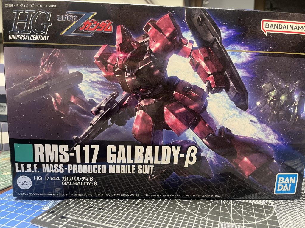 大変お世話になっております、中野です。前回の最後にあるものを作るから時間がかかると申したのですが、パテの乾燥時間などで待ち時間ができてしまいまして、これながら作業でガンプラ作れるな…って思ってたらできてしまいました、ガルバルディβです。もう片方の方はどうしても莫大な時間がかかりそうですので裏側でゆっくり作業しようと思います、申し訳ございません。さて、今回のガルバルディβですね、一年戦争でジオンから得たガルバルディαという機体を地球連邦仕様に改修した機体で、作中ではライラ・ミラ・ライラ大尉が搭乗し、ライラ亡き後はジェリド・メサが弔い合戦として操縦しましたね。個人的にはティターンズの機体というよりは一年戦争後の地球連邦のジムとはまた打って変わった量産機というイメージですので、ベースは連邦仕様だけど後々ティターンズとチームとして合流してマークドしたライラの機体というイメージで作っていこうかなって思います。