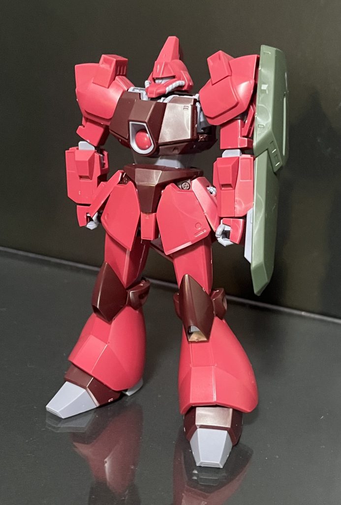 さて、素組みからですねこれ毎回なんですけど、アニメのガンダムZで登場した時のカラーリングのイメージにしたいのですが、成型色が全体的に明るく薄いように感じますのでもう少し濃く暗く塗り直したいと思います。あとは色分けもかなりあっさりしてますのでスラスター部分やシールドのラインなど複数箇所部分塗装は必要かなって印象です。 