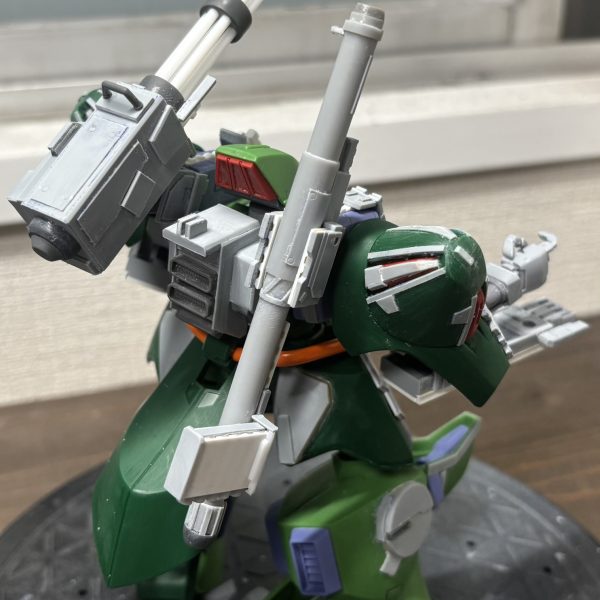 肩にバズーカのラック作ったり、胸部アーマーをディティール追加したり、ガトリングランチャーをディティールいれたりとあとちまちまやって上半身はほぼ完成…かな？あ、鎖骨あたりディティール…もう少し触るか…。（2枚目）