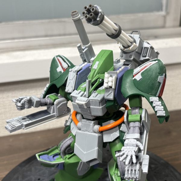 肩にバズーカのラック作ったり、胸部アーマーをディティール追加したり、ガトリングランチャーをディティールいれたりとあとちまちまやって上半身はほぼ完成…かな？あ、鎖骨あたりディティール…もう少し触るか…。（1枚目）
