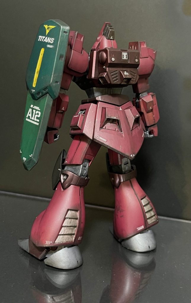 背中側やシールドです。前面同様部分塗装したくらいで大きな改修は今回していないです。