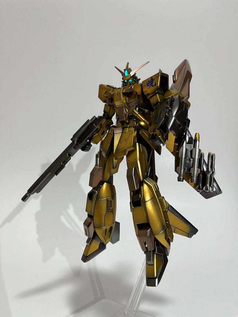 成形色がオレンジっぽいところはアルカナゴールドを使ってますゴールドというよりカッパー(銅)みたいな色ですツインアイは蛍光ブルーグリーンですブラックライトのビコーンを初めてやりました！