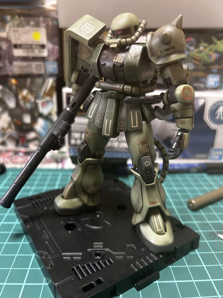 完成でーすつや消しをデカール貼りの後1回吹いてますが、最後の仕上げでもう一度吹いてます安いやつで満足してましたが、高い方も買って使ってみるとこれが本当にかっこいいいやー、奥が深いですね....仕事終わりのZガンダムの視聴(あと半分くらい)と買っているものもじわじわ作っていきます。次回制作品もよろしくお願いします^^