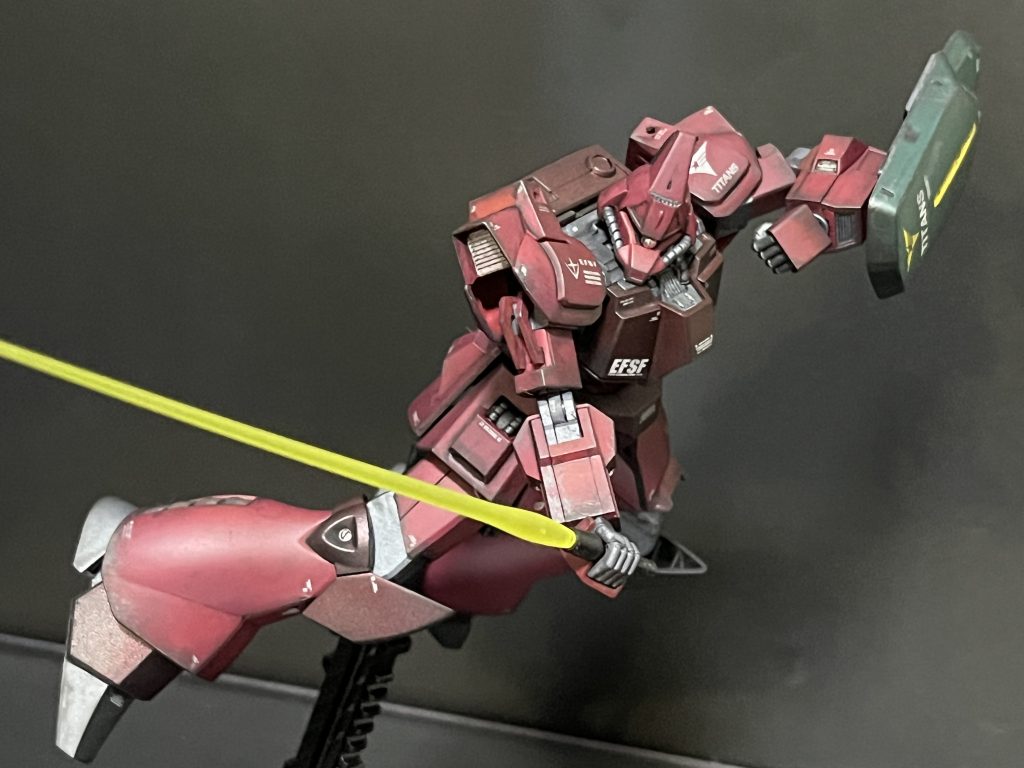 ジェリドがカミーユに見せたようなビームサーベルでの振りかぶりもかっこよくできます！ただ、腕周りはめちゃくちゃいいのですけど足は一体化されてるパーツが多く、足と裾が鑑賞してほぼ動かないので足の表情は付けにくいです。あと首がポリキャップでしてめっちゃポロポロ取れますし、左右くらいしか向きを変えられません点は注意です。