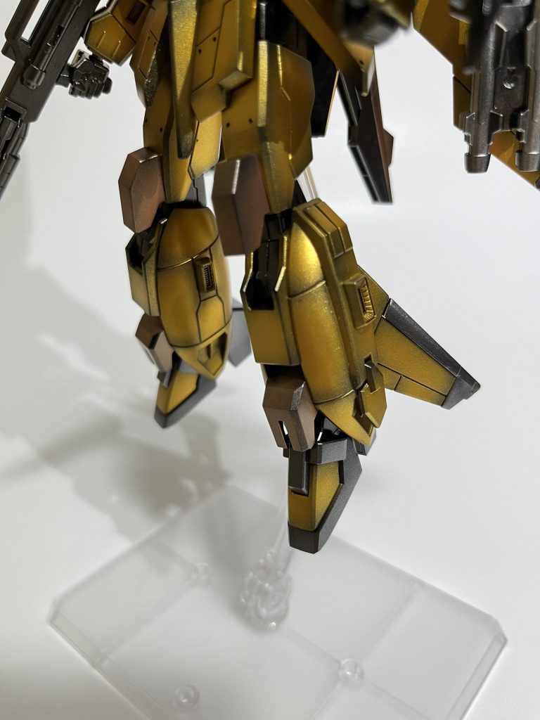 足や肩のディティールが寂しいところは適当にパーツ付けたりモールド入れてます