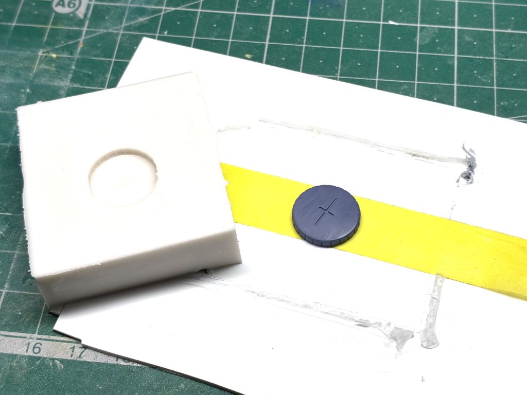 ドラムマガジンの予備が欲しかったのですが、手持ちに無かったため、急遽複製をつくることに。シリコン型の制作工程は端折っていますが、型に対して今回はタミヤ•ポリエステルパテを使用しました。