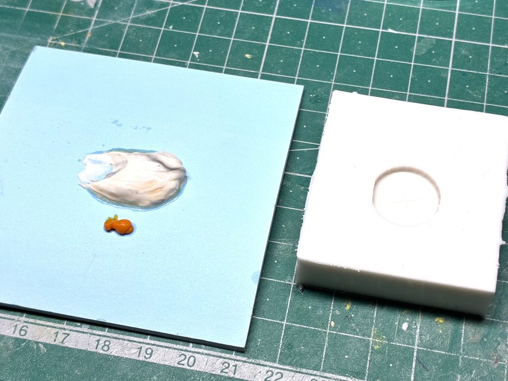 レジンキャストでも良かったのですが、棚から出すのが面倒だったのと、加工のし易さからパテを使用しています。パテこね用には100均にある付箋を利用すると意外と便利ですよ〜