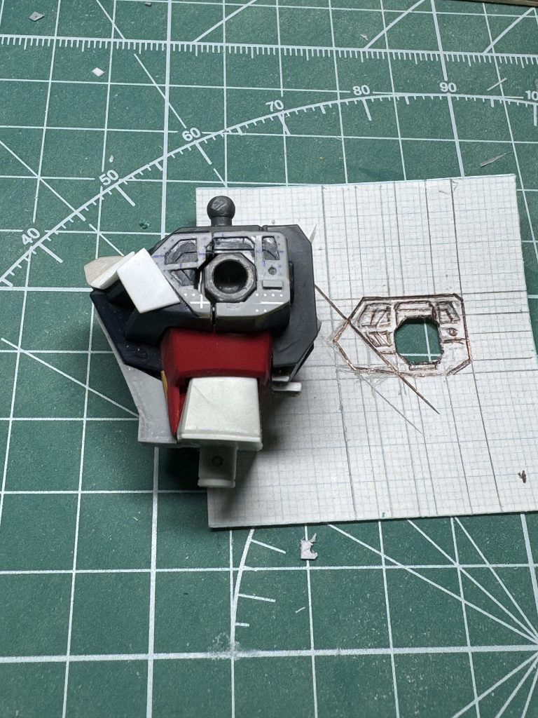 胴体部製作中。バスターダガーは「バスターガンダムの真似をした105ダガー」なのでストライクダガーとは細部の形状が異なります。胴体の形状を105ダガーに近づけつつ、脇にオリジナルのディテールを追加してみました。