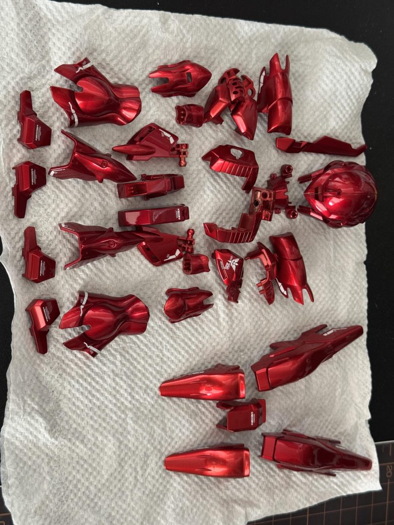 エングレービングはエヴァレッドを下地に、スターブライトゴールドの上から水性のブラックで実現。もちろんこれも初めて。盾とかこの細い線無理じゃね?!みんなどうやってるんよ?まさにリペイントとマジックリンの無限ループ…何とかやりきり(妥協も必要だよね?)、遂に組み立て。その他ちょいちょい部分塗装を行いました。