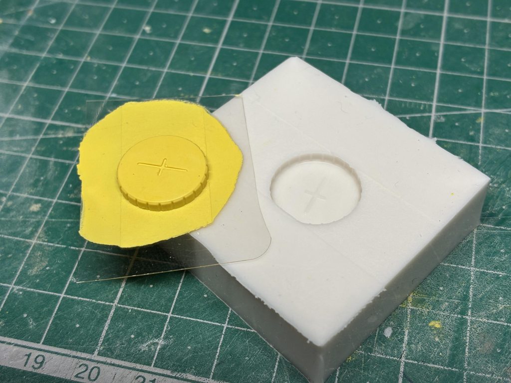 気泡も入らず綺麗に出来ました。ちなみに同じ方法でバーニャとかダクトも複製できたりします。※ポイントは透明なプラ板で平らに押し付けることです。理由は押し付ける時に気泡が入っていないか確認する事ができることと、平にする事で取り出し時にヤスリでの整形など、余分な部分の加工を最小限にする事ができます。