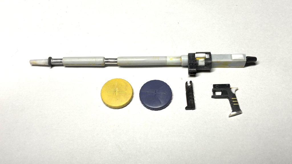 とまぁ、大体出来上がりました。今回は持ち手は取り外し可能にしています。設定画像に寄せて形状を修正しています。複製したドラムマガジンもいい仕上がりに…