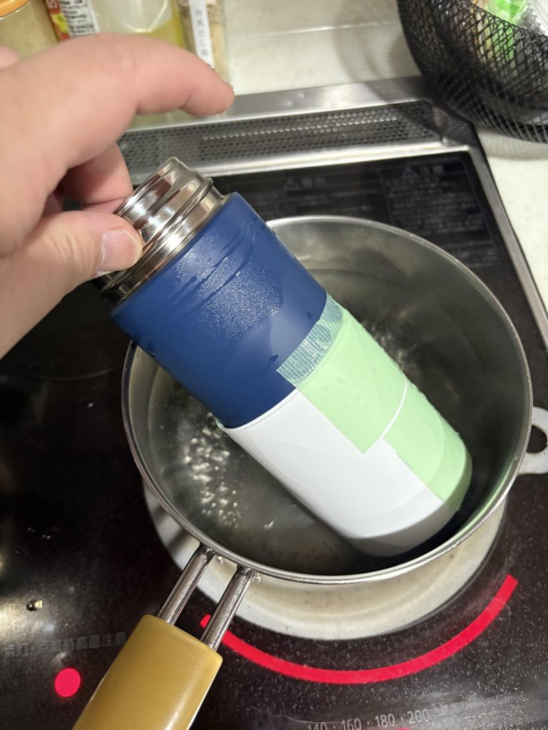 まずはプラ板を水筒に貼り付けて、煮ます。