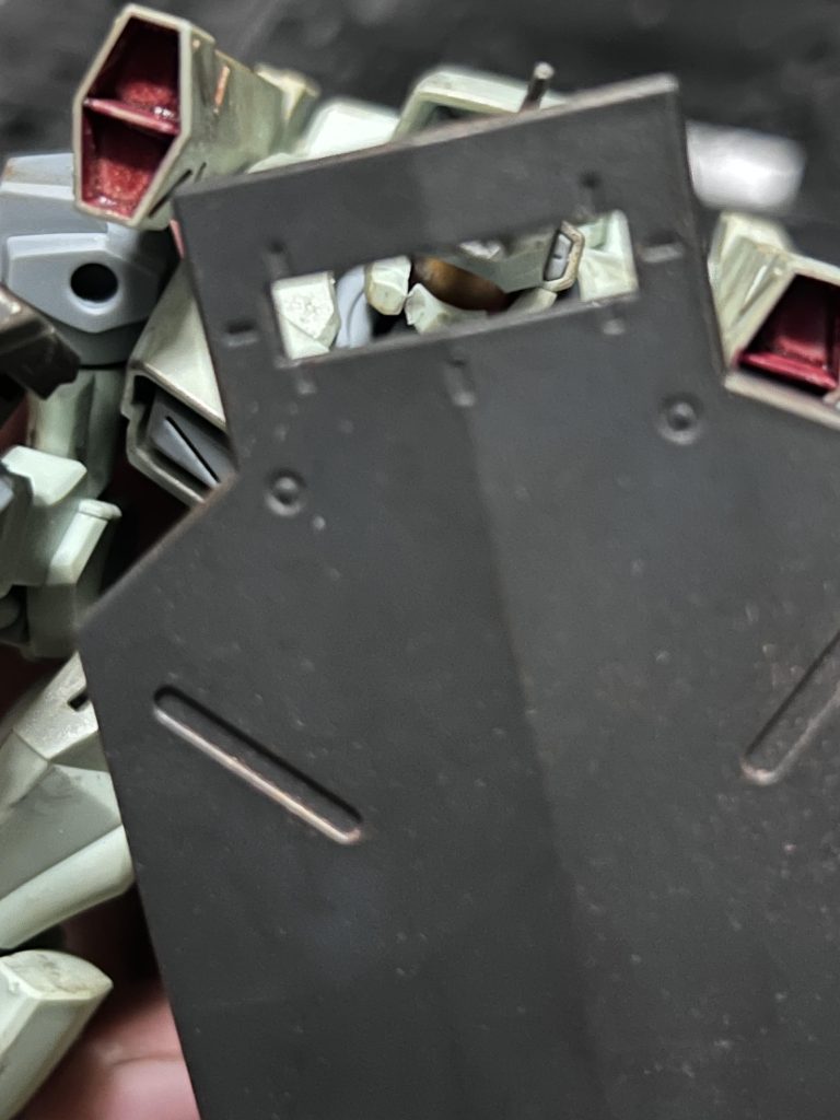 盾のまどから見えるバイザーはロマン