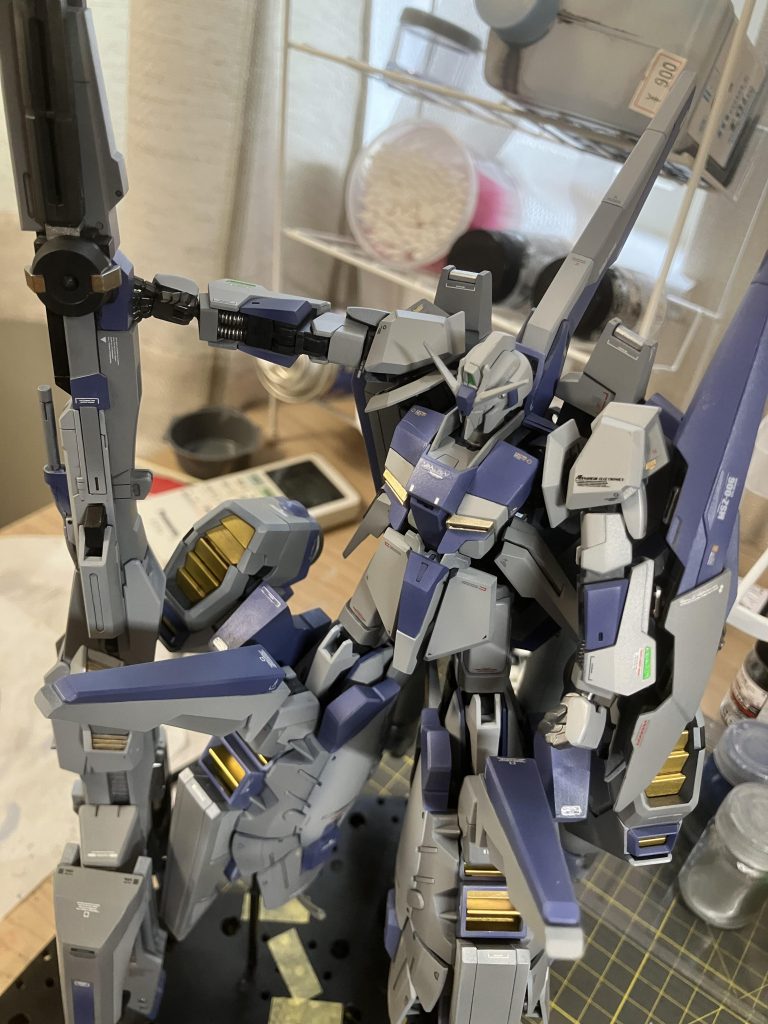 近くからも(背景加工忘れた。汚い作業スペースでごめんなさい)脚部の装備はネオジム磁石を使用してカバーの開閉が可能な加工をしております。工作楽しかったです。