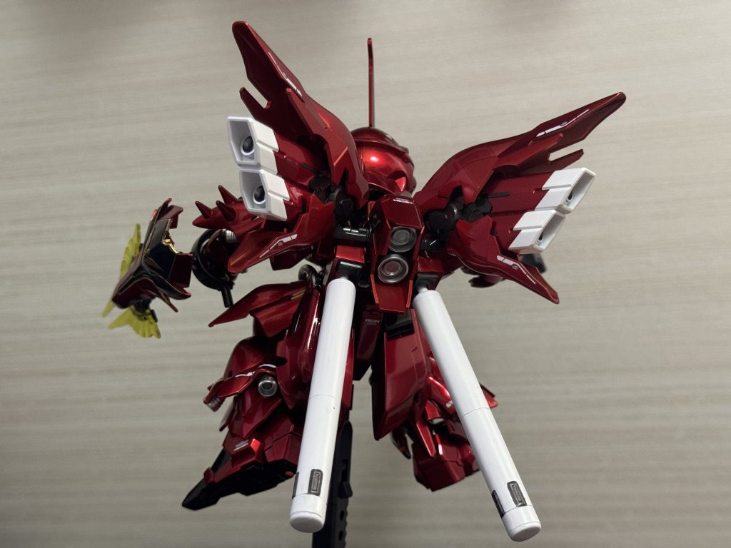 バックパック中央のパーツが内側を塗装するのを忘れてますね…ここが表に出ると思ってなかった(泣) 今回はモノアイとライフルのスコープだけに蛍光塗料を使いました。色はグリーン過ぎるのは好みじゃなかったので、蛍光ブルーグリーンと蛍光グリーンを1:1くらいで調色しました。UVライトを当ててみると……