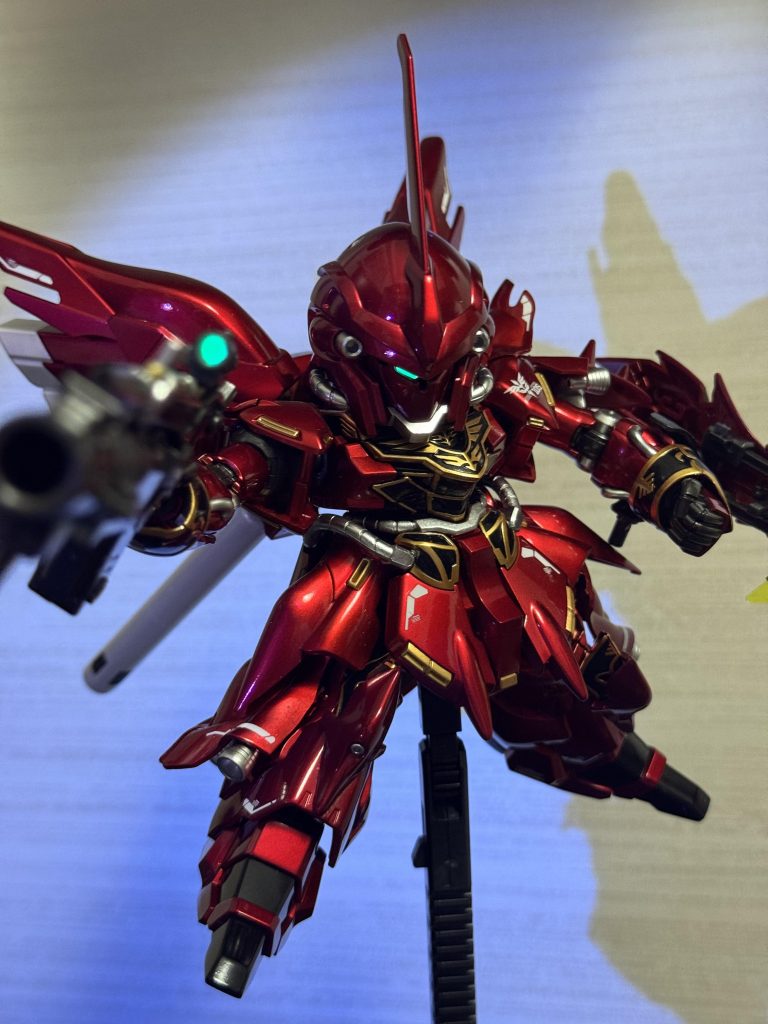 ヤバい!メチャクチャカッコいい!!モノアイがチラ見えして光るのは最高ですね! 諸々初挑戦盛り沢山だった割にはなかなか気に入るものが完成しました。とはいえまだまだまだまだ目を瞑らないといけないところがいっぱいあるので、これからひとつずつ解決してもっと良いものを作りたいと思いました! ユニコーンシリーズが大分仕上がって来たので一度集合写真を。