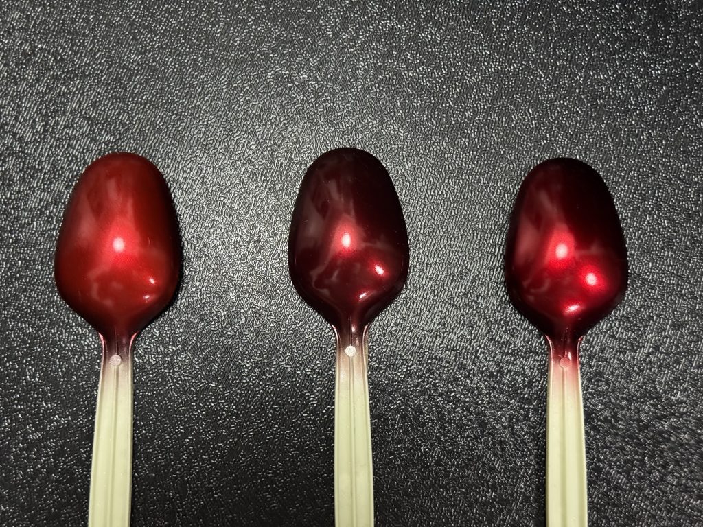 左からクレオスのクリアルージュ、クリアディープレッド、ガイアノーツのクリアレッド。この中ではやっぱりガイアノーツのクリアレッドが好みでしたが、特に思い入れのある今回のシナンジュ。またもや人生初の水転写デカールにも挑戦したいと思ってしまったのが私の悪い癖…アレもコレもやりたくなっちゃうんですよね…以前から色んな塗装動画を見ている私は「染み上がり」が気にかかりました。ご存知の方も多いでしょうが、ガイアノーツのクリアレッドは染料系の塗料(クレオスは顔料系)のため、クリアレッドを塗った上から白のデカールを貼ると、デカールの白に塗料が侵食してしまい、ピンク色になってしまうと。一応対策としてデカールを貼る前にクリアを塗れば染み上がりは防げるとのことですが、これも絶対ではないということで、かなり悩みましたが、たまたま他の用事で訪れたShowUpさんで綺麗な赤を発見し、店員さんに聞いたところ、顔料系の塗料ということで今回はこれで塗ることに決定!それがこちら。DIVAトーチレッド。(色は同じ。左はデカールの染み上がり確認用)