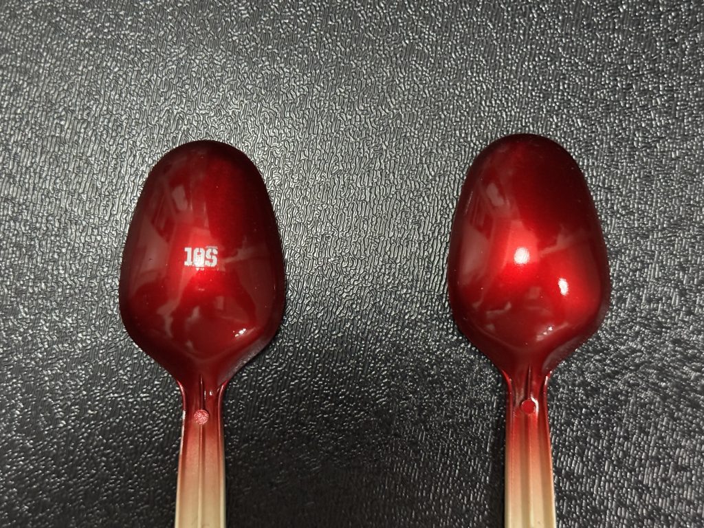 ただレンタル塗装スペースではどこも基本的にウレタン塗料はNGなんですね〜これは知らなかった…(同じような方がいれば気をつけて!)何とか塗らせてもらえるとこを探し、いざ塗装へ。下地には同じくShowUpさんのベースカラーシルバーを使用。意外にも割と良い感じに進みます。まぁゴミが入ったり、途中でぶつけてハゲたり、パーツによって色が薄かったり、途中で塗料が足りなくなったり(多いな…)、色々トラブルはありましたが,いっぱい目を瞑って気にしないことにして進めます。いよいよデカールを貼っていきます。今回ははくどくならないように貼る箇所を厳選し、最低限に留めました(貼るのをサボったとも言う…)。ところがこれが初心者には厳しい…何枚かやぶれてしまいましたがこれにも目を瞑り、何とか誤魔化しつつ貼っていくことにしますw そして仕上げはガイアノーツのEXクリアを塗布。トップコートはウレタンでなくても良さそうです。更にShowUpさんのコンパウンド2種でピカピカに仕上げます。以下がコンパウンド後、超音波洗浄器で洗った後のパーツの一部です。