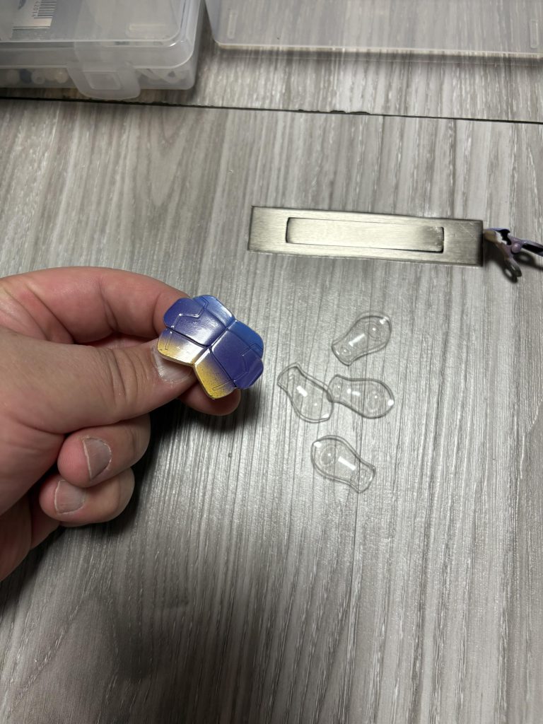 透明な素材をバキュームフォームで重ねることで、奥行きとツヤのある部品に！！