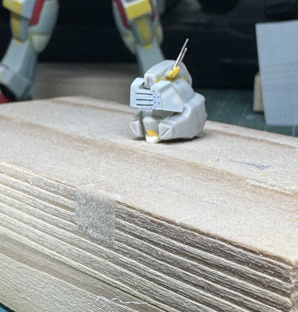 頭部製作中。トサカのアンテナは設定画ではブレードタイプなのですが、破損が怖かったのと好みの点からロッドタイプに変更しました。アンテナは裁縫針と真鍮線です。