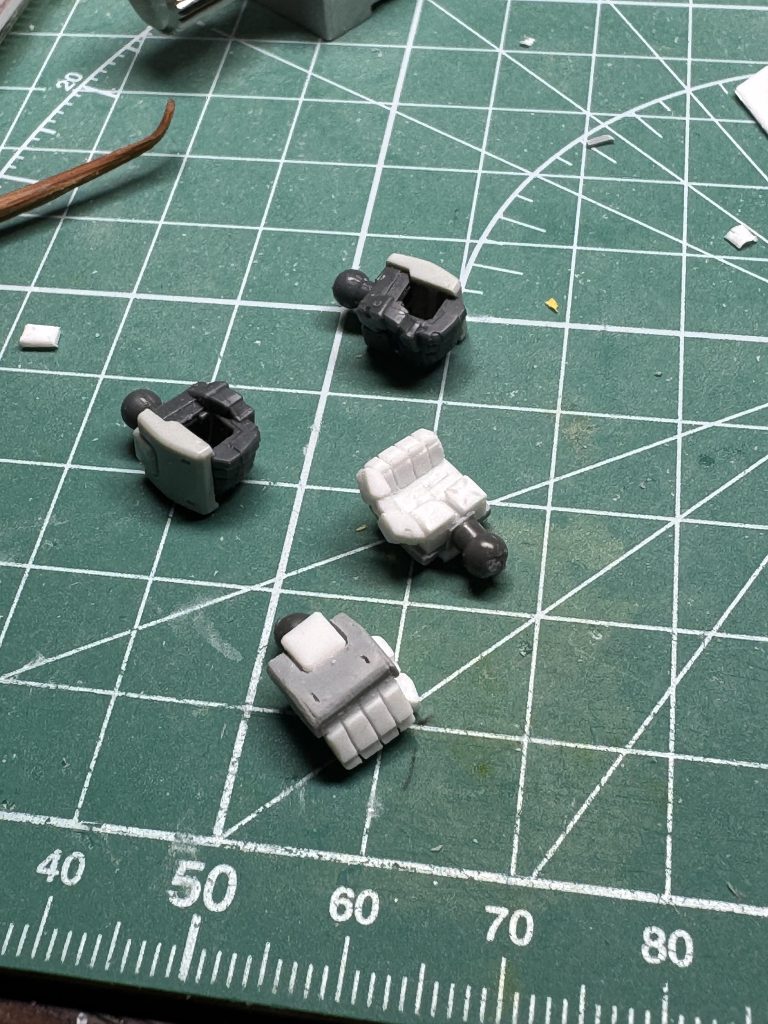 握り拳パーツをプラ板でスクラッチしました。
