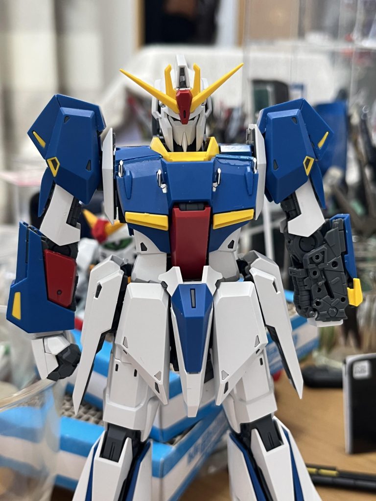 手始めにバランスを調整したところ。向かって左の肩だけ上に上がって、胸部上面の角度変更。センターブロックはまだいじっていません。黄色いパーツが見え過ぎなんですよね。