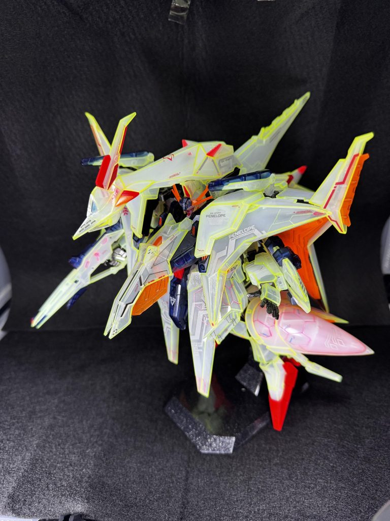 光ってないとこんな感じですねー。それでも充分カッコいい。というか素組でもしっかりカッコいいので、とてもいいキットだと思います！