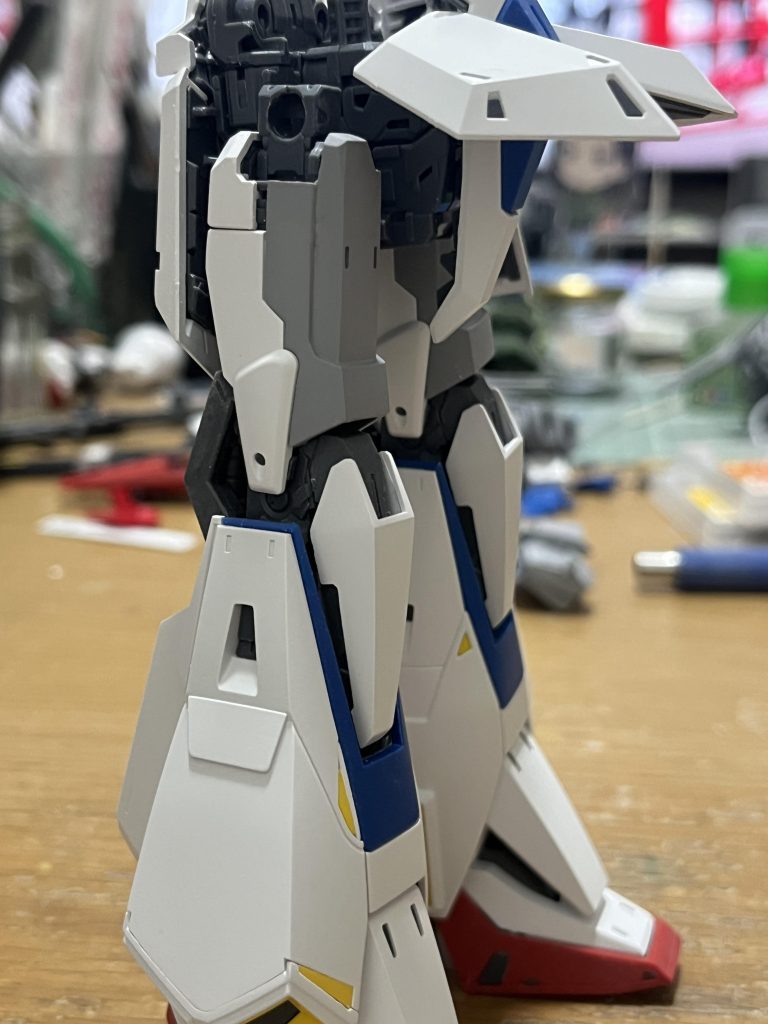 股関節パーツの分割変更。