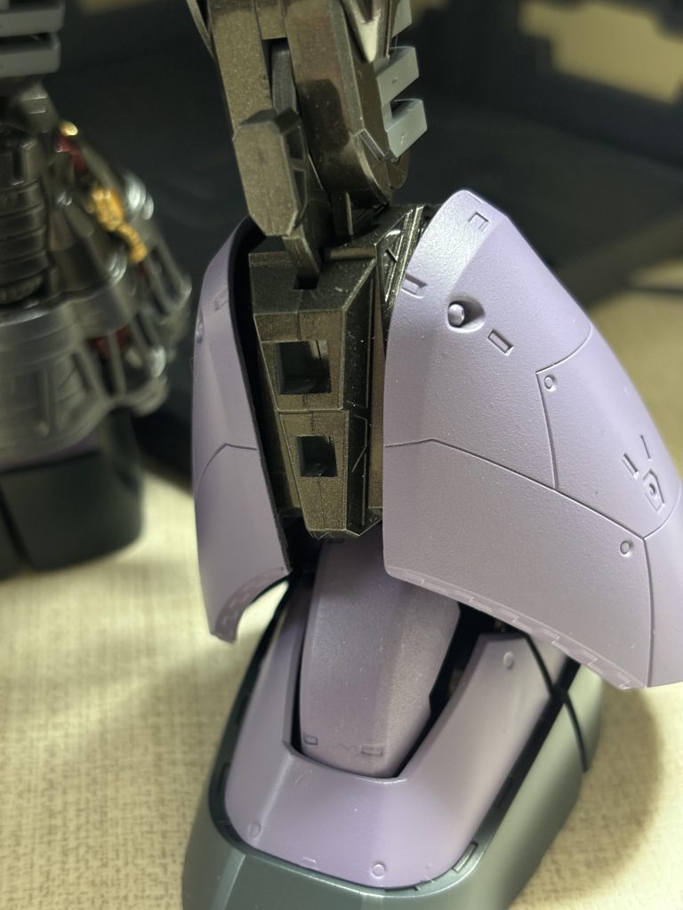 ユーマゲルググ脚部のフレアとジョニーゲルググ脛部の造りが異なっていた為、切断しました。