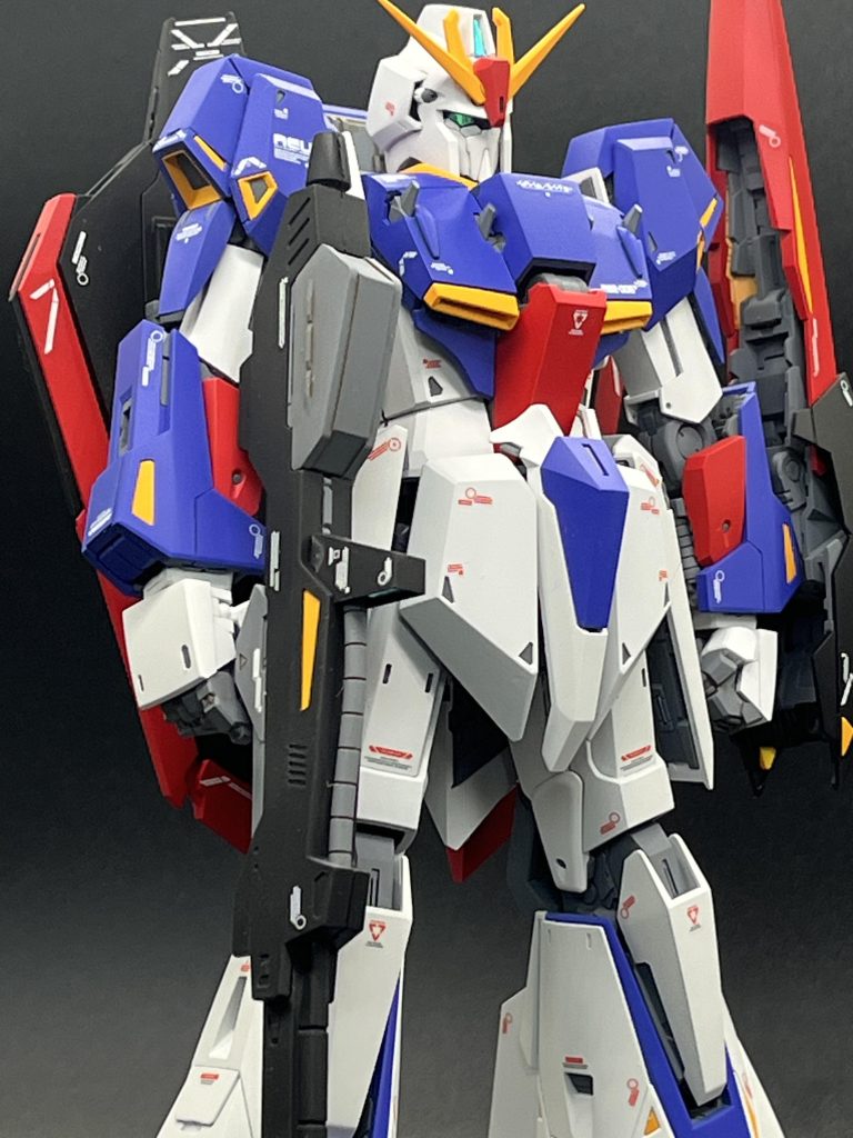 MGはパーツが多いけどその分細かい塗り分けのためのマスキングや筆塗りがいらないので助かりますね。フロントアーマーの先端の二個の大きい三角のディテールは腰回りがちょっとうるさいので埋めました。カメラ等は付属のシールにハイキューパーツのオーロラシールを貼って使用しました。