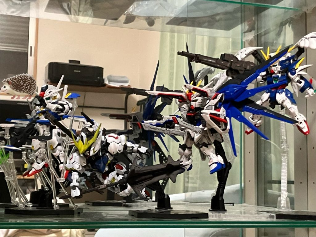 MGSD4体並べてGジェネ風に飾っています。