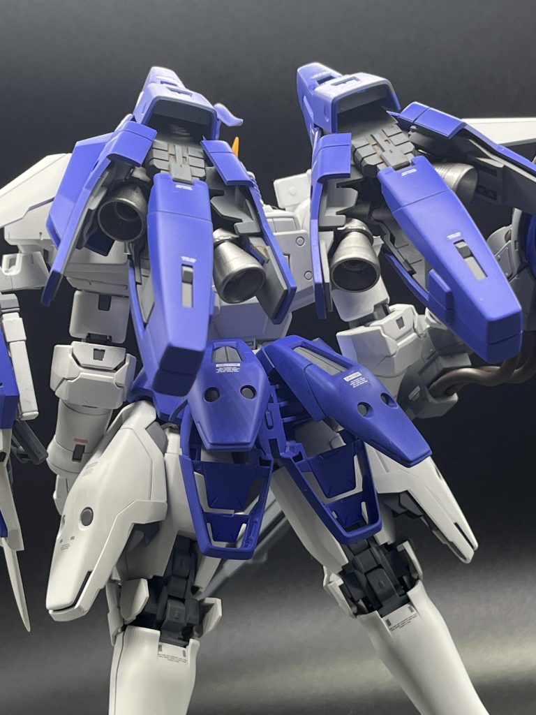 このキット、ガバッと連動して開くバックパックのギミックが一番の見どころでしょうか。バーニアにもうっかり艶消しを吹いてしまいましたがまぁいっか!