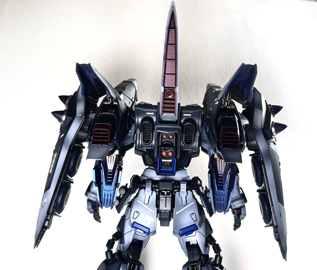 バックパックのスラスター内部は鉄焼けをイメージしてゴールド、パープル、ブルーでグラデーションをつけて塗装