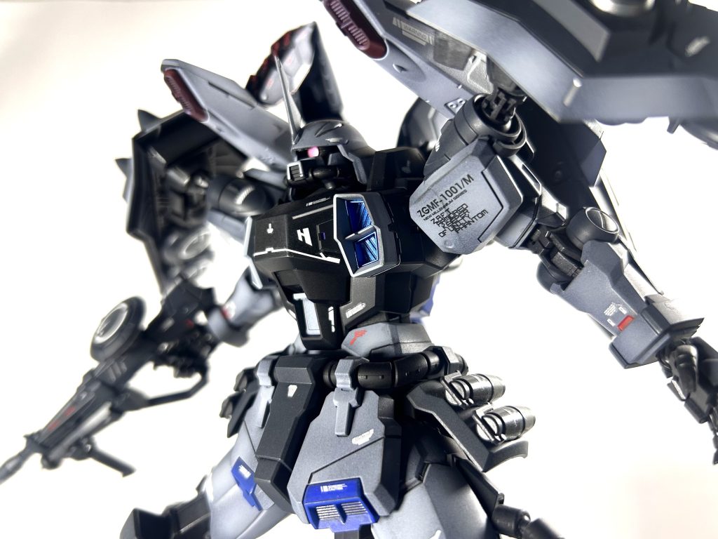 下から見上げるアングルもお気に入りです！見にくいですが、腰部のハンドグレネードはリアリティ路線でダークグリーンを塗装しました。