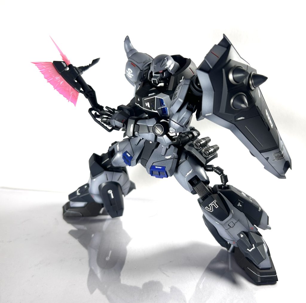 ビームトマホークを構えてモノアイが可動するので睨みなど表情付けができて好みです。