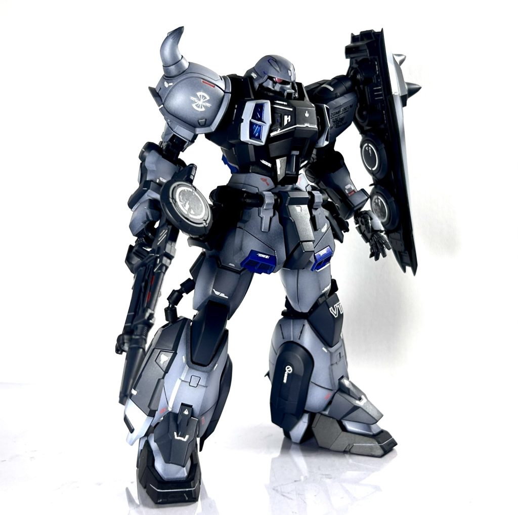 まずはザクウォーリアからメインカラーはグレー、サブカラーに暗めのネイビーグレー、差し色にブルーを使用余剰パーツでザクウォーリアが組めるのは嬉しいポイントですよね✨