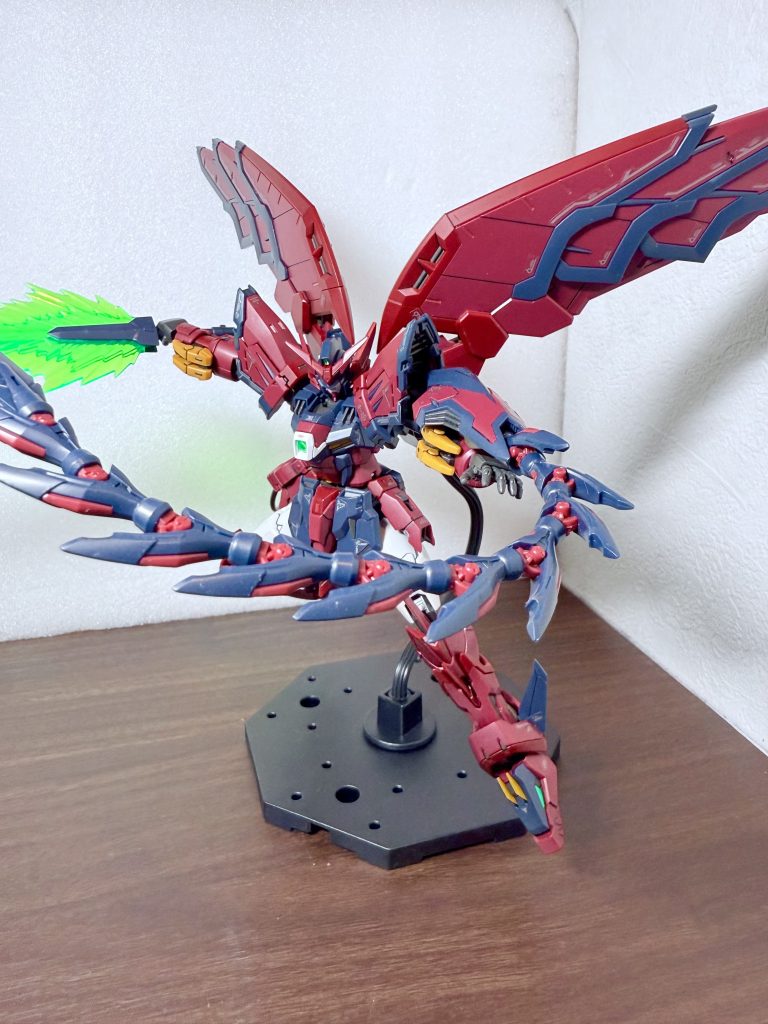 ポージング2ヒートロッドいいですね!RGエピオンもかなり出来がいいキットです!モビルアーマー形態への完全変形を再現しているのに、どちらもプロポーション抜群です😁 にしても、何故水転写デカールを出してくれないんだ…汎用デカールで仕上げるほどのセンスはありません😭 100均スタンドを使用してますが、なかなかいいです🤔