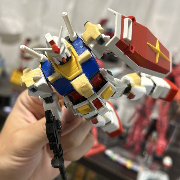 完全オリジナル設定のガンダム8号機を制作中です。4,5号機のNo21化やジーラインなど作りたいものが沢山ある中で、初めに手をつけたのが8号機でしたね。メルカリで購入したGアーマーセットのジャンクをベースに、パテやプラ板、市販のパーツなどで形状を変えていきます。まだここでは設定などは載せませんが、こいつが登場する短編外伝小説を執筆中です。全7話で、現在6話まで書き終えています。全話書き終えたらガンスタで1話ずつ公開したいと思っています。その際挿絵の感じでフォトジオラマを載せたいと思ってるので、公開はガンダム8号機などの登場機体が完成してからになると思います。題名は機動戦士ガンダム外伝 0082 Lost Bloodline です。Twitter(X)にて #GS計画 のタグで進捗や設定をツイートしてます。（1枚目）