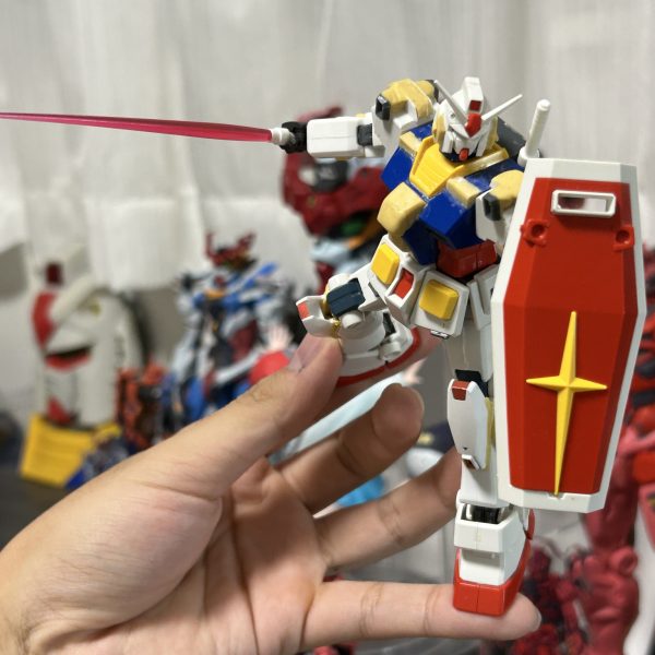 完全オリジナル設定のガンダム8号機を制作中です。4,5号機のNo21化やジーラインなど作りたいものが沢山ある中で、初めに手をつけたのが8号機でしたね。メルカリで購入したGアーマーセットのジャンクをベースに、パテやプラ板、市販のパーツなどで形状を変えていきます。こいつが登場する短編外伝小説を執筆中です。全話書き終えていますが、現在細かいところの手直し中です。完成たらガンスタで1話ずつ公開したいと思っています。その際挿絵の感じでフォトジオラマを載せたいと思ってるので、公開はガンダム8号機などの登場機体が完成してからになると思います。タイトルは機動戦士ガンダム 0082 The Lost Bloodlinesです。初代ガンダムから連なる幻の血統という意味を込めてます。以下に8号機の設定と簡単なあらすじです。ガンダム8号機宇宙世紀0081年末期。地球連邦軍は戦後の地位を確固たるものにするため、次期主力MS開発計画『Gundam • Standard 計画』(以下GS計画)を発足。10月13日に連邦議会で可決された「連邦軍再建計画」の一環として、GP計画とは別チームにて進行した。本機はそのGS計画により開発された時期主力量産型MSの性能実証機である。RX-78シリーズのセカンドロットと呼ばれる、ジムの設計母体となっていた機体で、ジムシリーズおよびRX-78シリーズの1号機から6号機までの実働データを反映し、次期主力量産型MSとして再設計された。専用のオプション装備を想定され、多くのパイロットの要望に答えられるような汎用性の高い機体として開発された。本機は7号機とほぼ同時期に設計され、オプション装備とフルアーマー装備という近いコンセプトであることもあり、一部にパーツを共有している。 宇宙世紀0082年。地球連邦軍第三実験戦団のペガサス級強襲揚陸艦グレイファントムは、ルナツー近郊のレムナント宙域にて、ガンダム8号機の実働テストを行っていた。数ヶ月に及ぶスケジュールも残すところ後一週間と迫った、宇宙世紀0082年11月13日。ベガ・シモンズ中尉とヴィクター・ロンド少尉は8号機の飛行テスト中に所属不明のMSを補足する。その裏にはアナハイム・エレクトロニクスとGP計画の影があった... 8号機まで存在するものの、詳細な設定が今だ公開されていないことを利用し、0083のデラーズ紛争からティターンズ台頭までの裏の物語を補完するストーリーになっています。できるだけ正史と矛盾がないように設定しているつもりではありますが、完全にオリジナルの話なので公式設定ではないことに注意してください。Twitter(X)にて #GS計画 のタグで進捗や設定をツイートしてます。（4枚目）