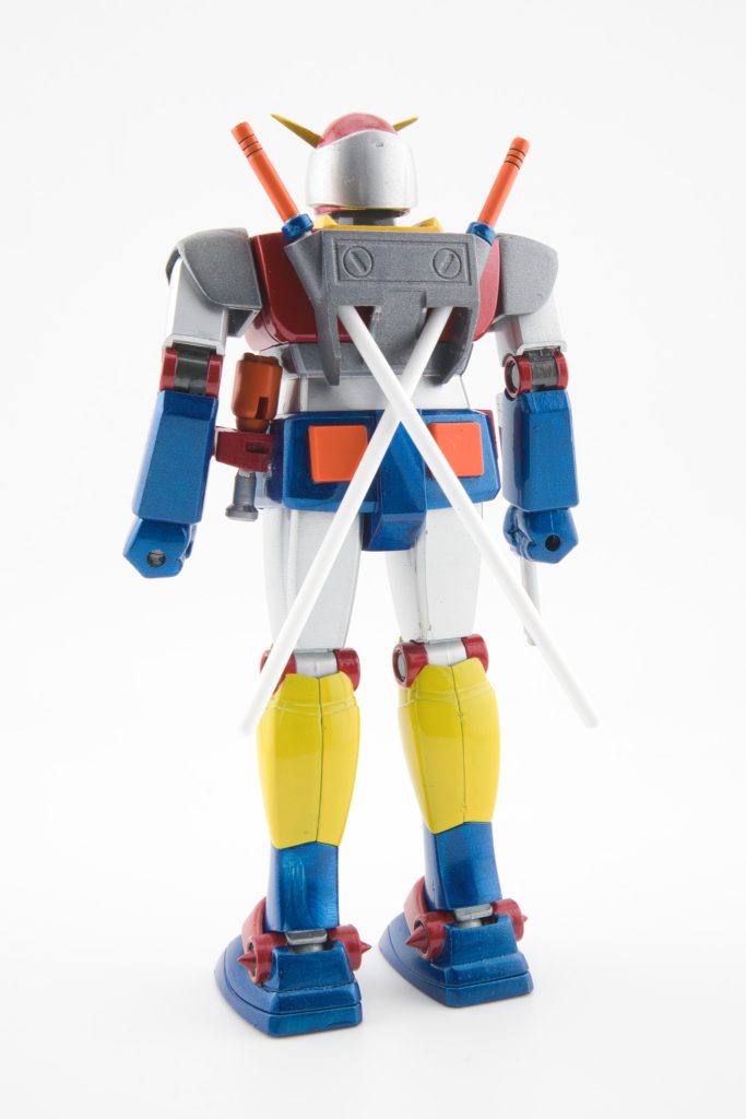 後ろ姿はよくわかんなかったので適当です。ビームサーベル（ヒートサーベル？）はクロスしてる様に見えるので、プラ棒で長くしました。