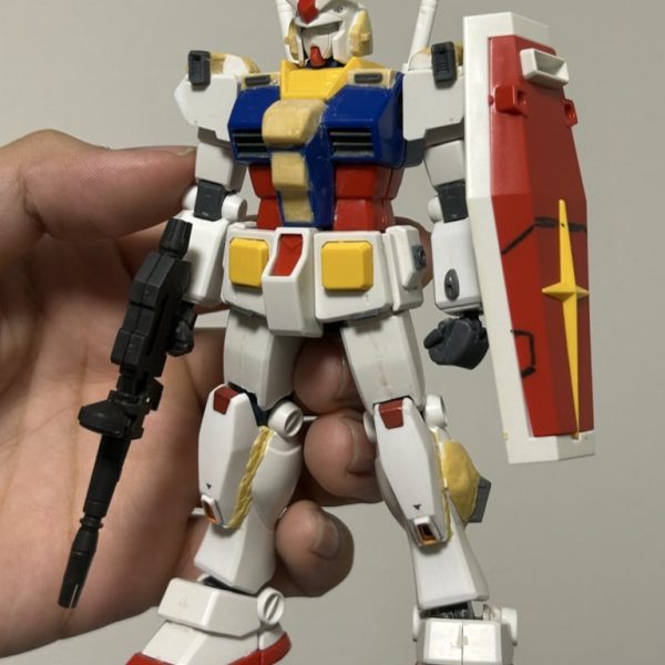完全オリジナル設定のガンダム8号機を制作中です。4,5号機のNo21化やジーラインなど作りたいものが沢山ある中で、初めに手をつけたのが8号機でしたね。メルカリで購入したGアーマーセットのジャンクをベースに、パテやプラ板、市販のパーツなどで形状を変えていきます。まだここでは設定などは載せませんが、こいつが登場する短編外伝小説を執筆中です。全7話で、現在6話まで書き終えています。全話書き終えたらガンスタで1話ずつ公開したいと思っています。その際挿絵の感じでフォトジオラマを載せたいと思ってるので、公開はガンダム8号機などの登場機体が完成してからになると思います。題名は機動戦士ガンダム外伝 0082 Lost Bloodline です。Twitter(X)にて #GS計画 のタグで進捗や設定をツイートしてます。（2枚目）