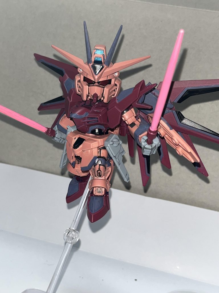 塗装はガンダムスプレー缶のシャアレッドとシャアピンクを全体にかけて、細かい所はガンダムマーカーで部分塗装しました