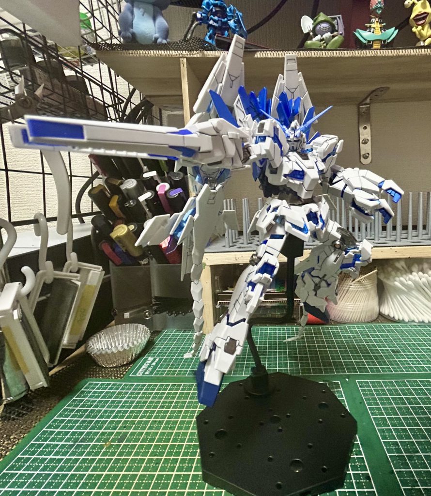 ポージングの際足の付け根関節とDEの蛇腹部分の所がちょいとポロリするのは個体差なのかな??ポージングするのにめちゃくちゃ時間がかかり大変でしたけどなんとかカッコイイポージング出来たのではないでしょうか??