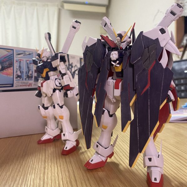 フルクロスの本体仮組みが終わりました。ちょっと古いキットからか肉抜き穴が目立つな…古いMGあるあるなのか武器はモナカ割り多い！あと付属の手首だと武器な保持力ないよなきっと…