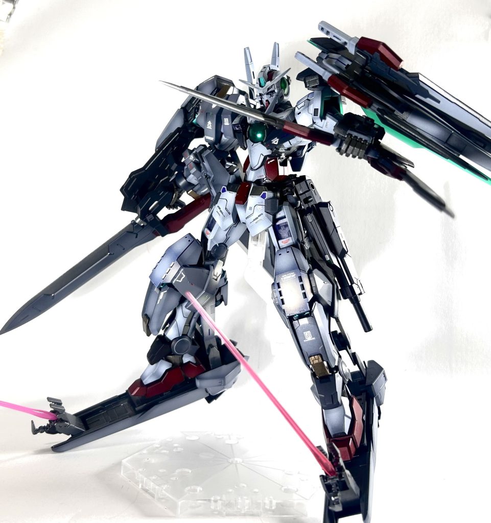 近接武装も沢山!本体カラーはホワイト、追加装甲にはグレーとキャンディホワイトを使用しました。ナドレらしさを残すため、各所にレッドを使用しました。レッドは主張が強いので、少なめにしています。